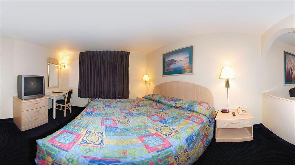 Hotel Super 8 By Wyndham Tulsa/Downtown/East Extérieur photo