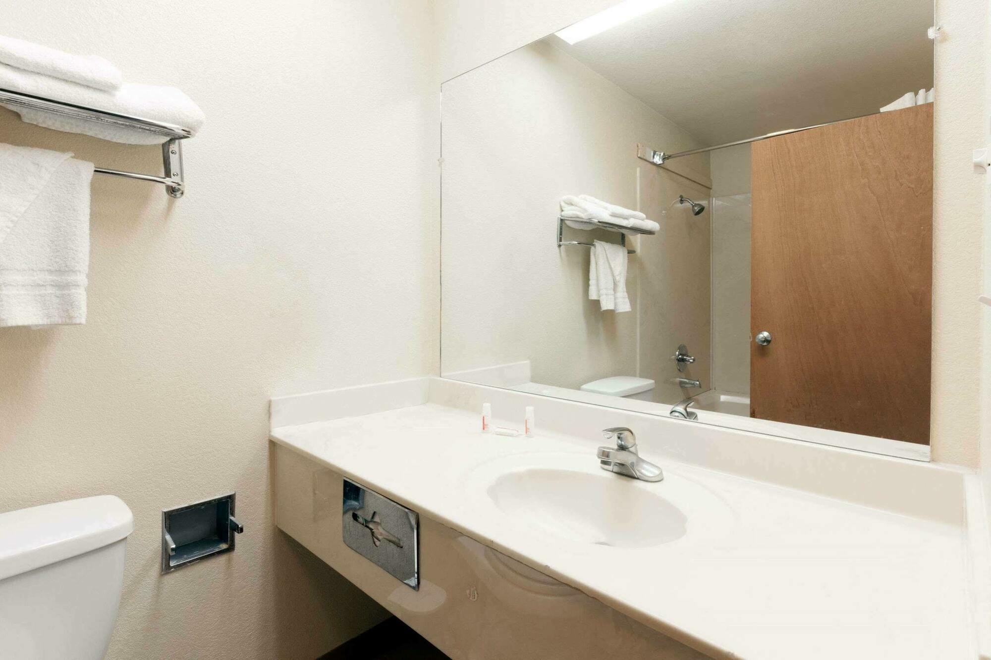 Hotel Super 8 By Wyndham Tulsa/Downtown/East Extérieur photo